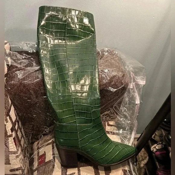 Beautiful green coach boots. Brand new, never worn. Size 8. No box . - Picture 2 of 4